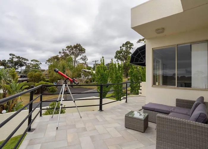 'The Moondah Manor' A Poolside Family RetreatVilla